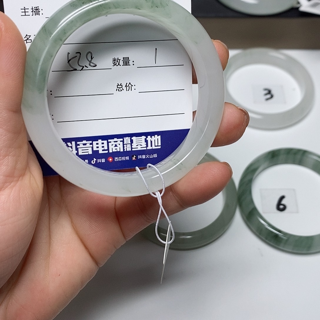 石英质玉手镯未镶嵌?**䓵