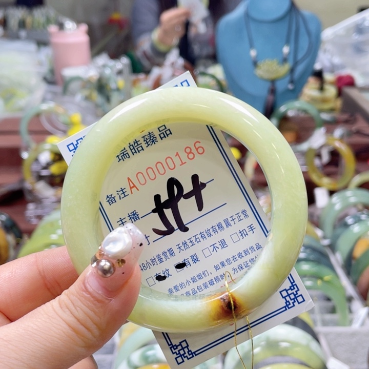 蛇纹石玉手镯未镶嵌