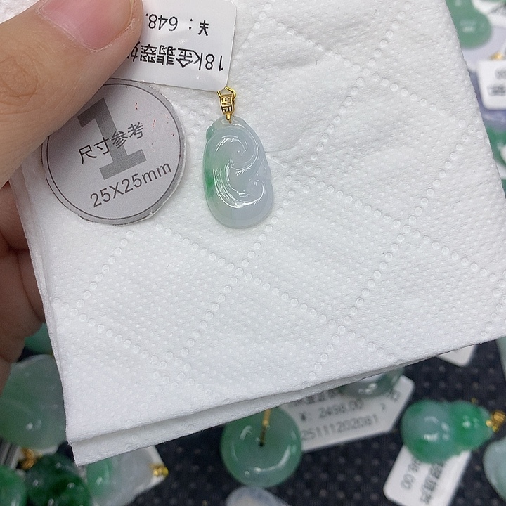 颈饰18K金镶嵌翡翠