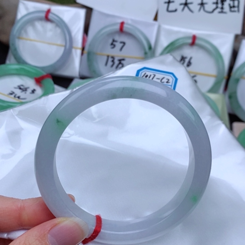 【闪购商品】翡翠手镯未镶嵌            正圈61冰白底青