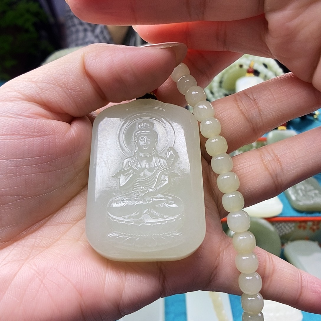 王***坤和田玉未镶嵌颈饰