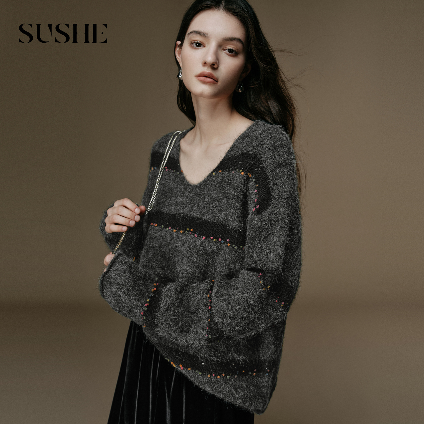 束皙SUSHE 虹织 松弛感 软糯羊毛彩球亮片撞色V领条纹针织毛衣冬