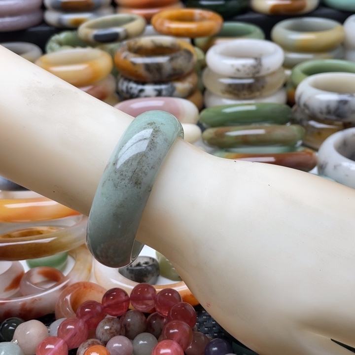 石英质玉手镯未镶嵌