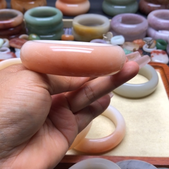 吴***哥石英岩玉手镯未镶嵌