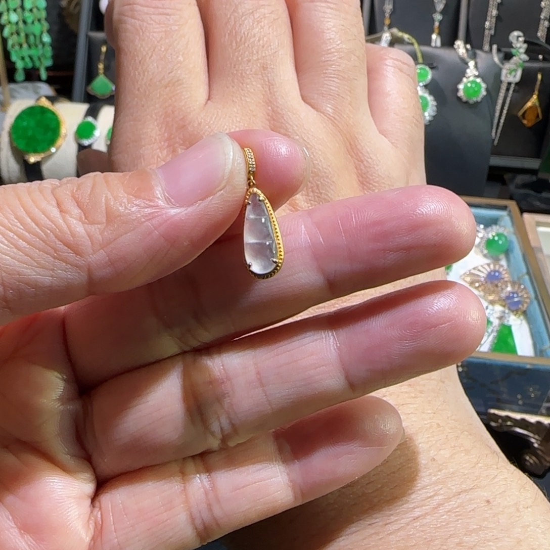 翡翠18K金镶嵌颈饰小滴溜