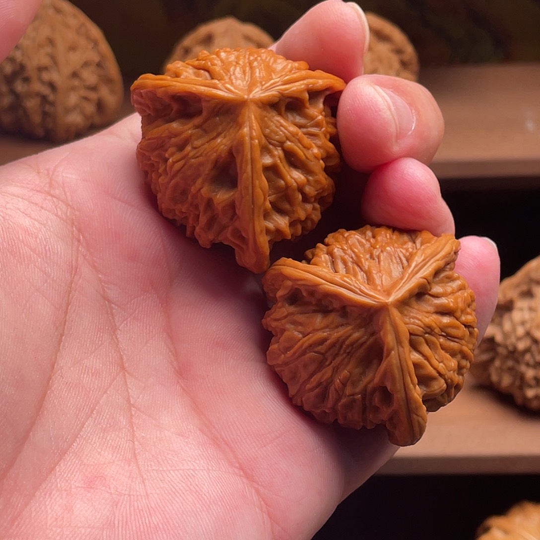 文玩核桃吊坠糖三角