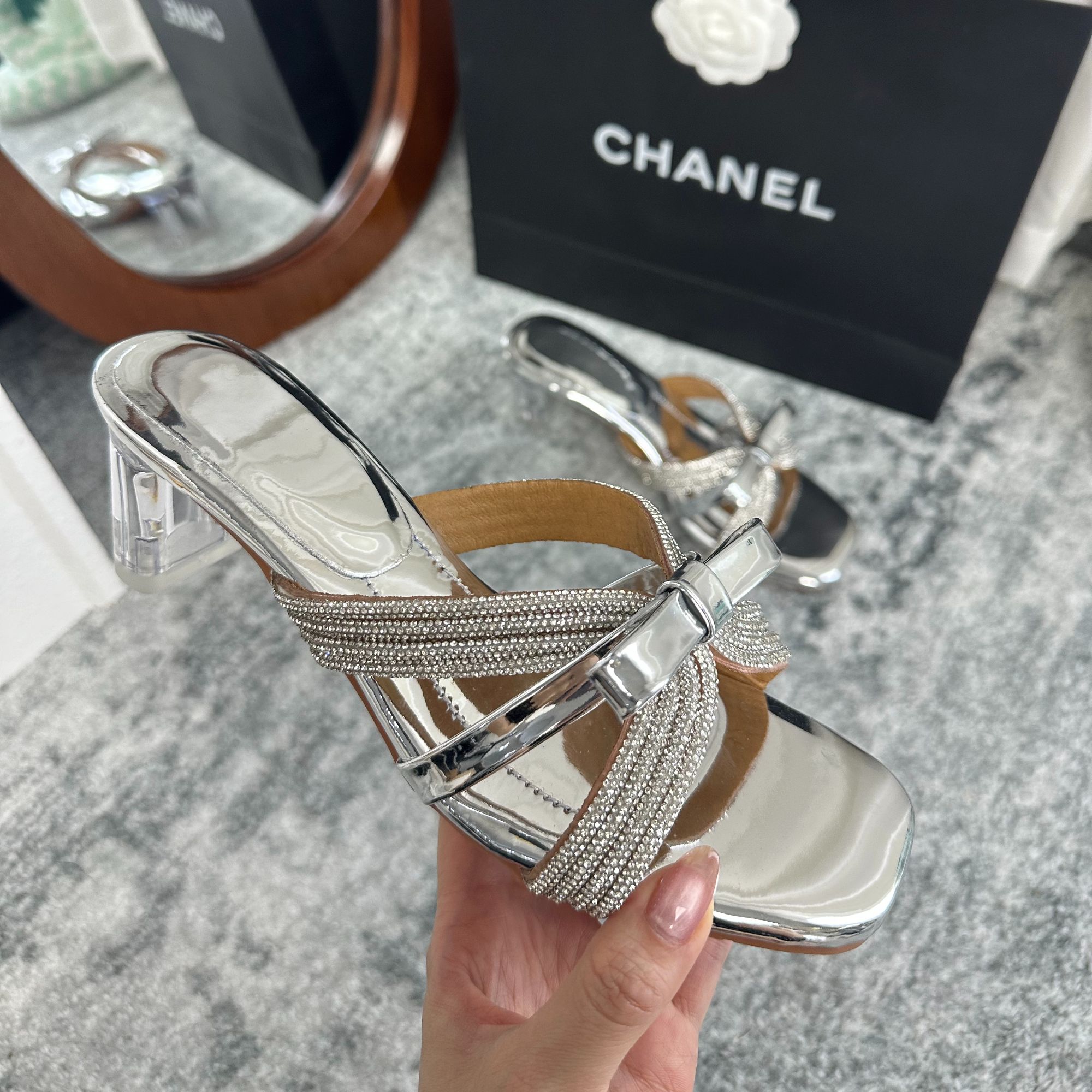 水钻蝴蝶结粗跟拖鞋女夏外穿新款法式绝美凉鞋气质银色一字拖