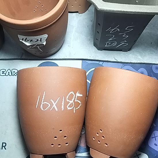 红泥三角两个花盆花泥