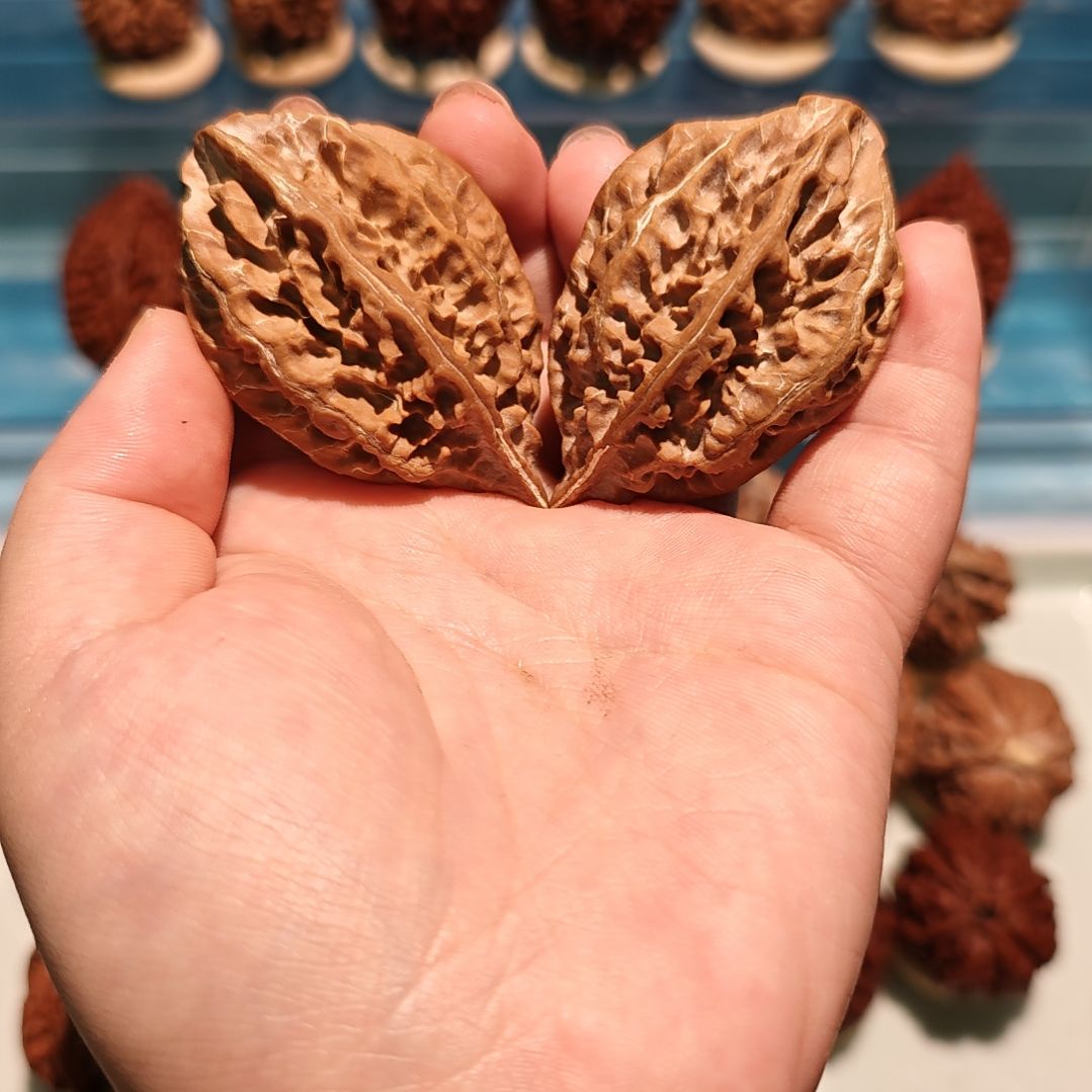 文玩核桃吊坠柳叶霸王枪捶底明显