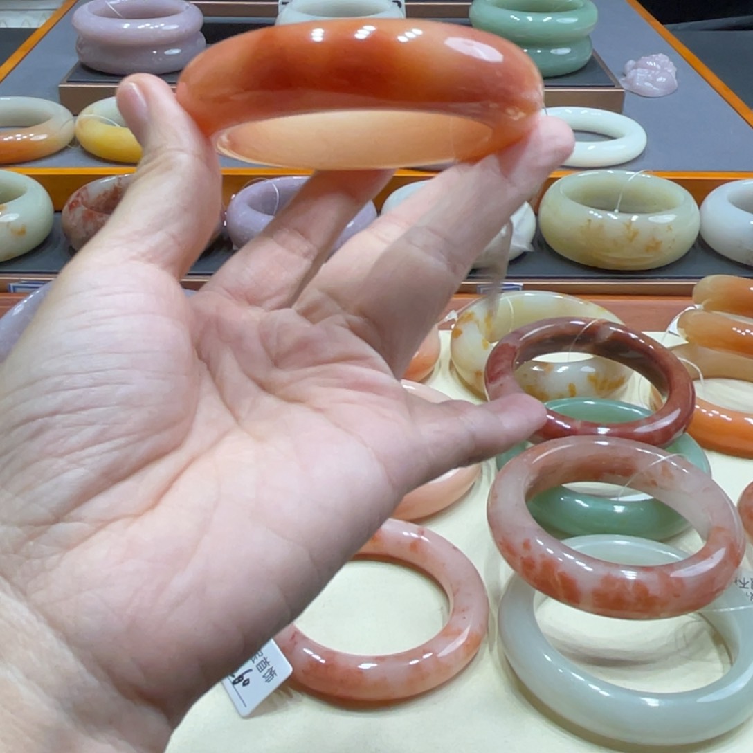 石英质玉手镯未镶嵌玫***?