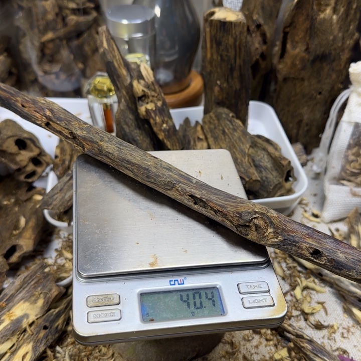 ༺***༻沉香红骨凹身虫漏香40克