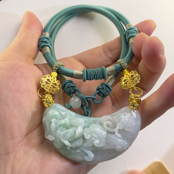 翡翠吊坠(赠链)未镶嵌代编织