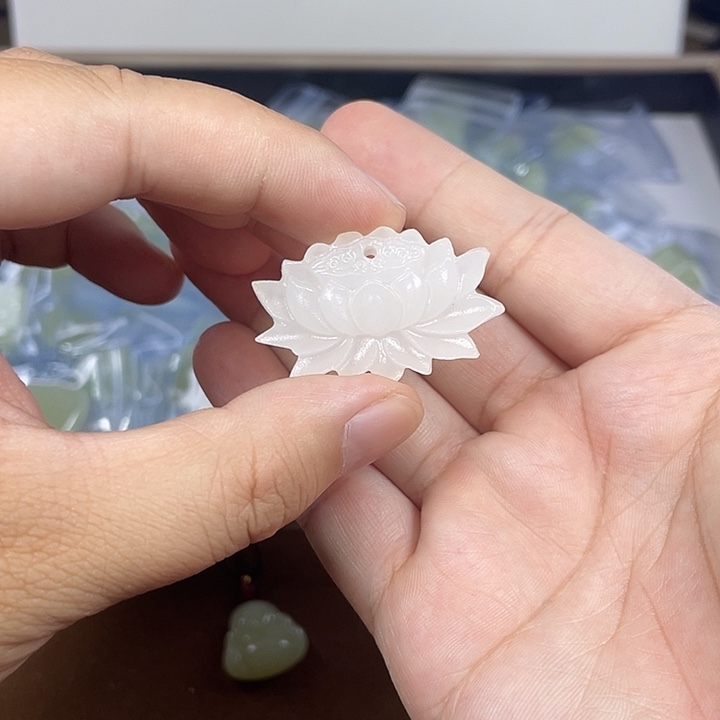 石英质玉未镶嵌颈饰