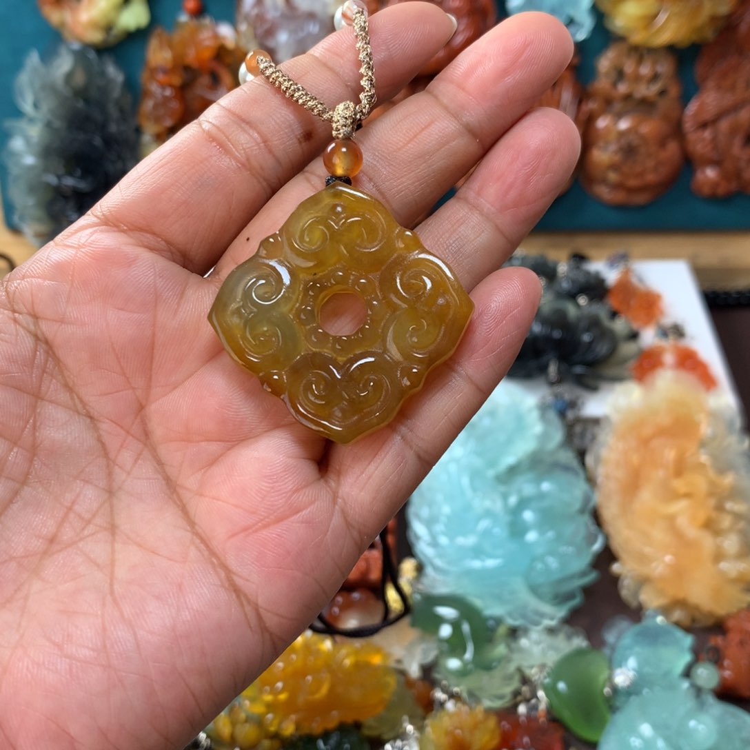 蛇纹石玉挂坠未镶嵌