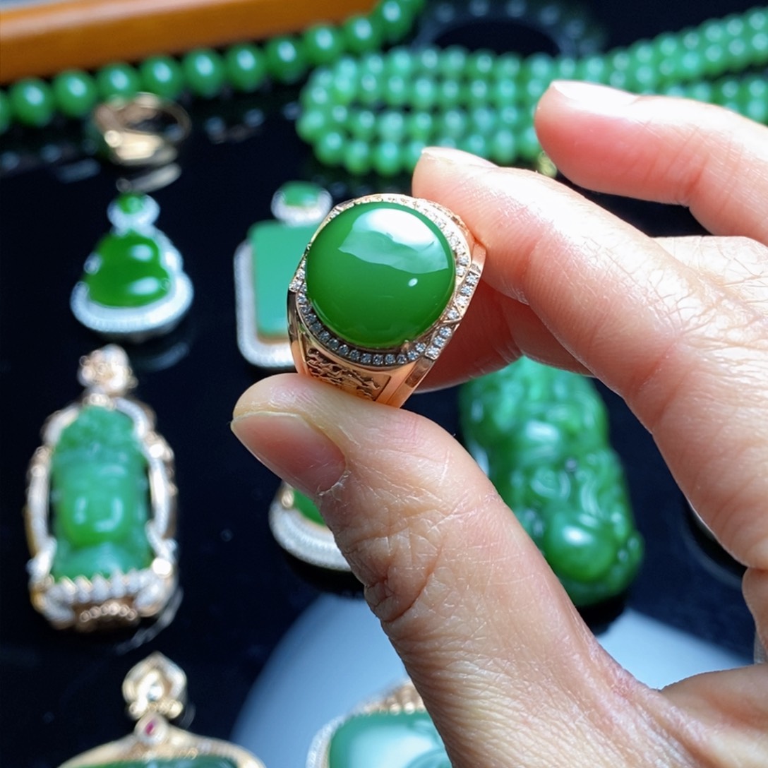 颈饰18K金镶嵌和田玉大***.