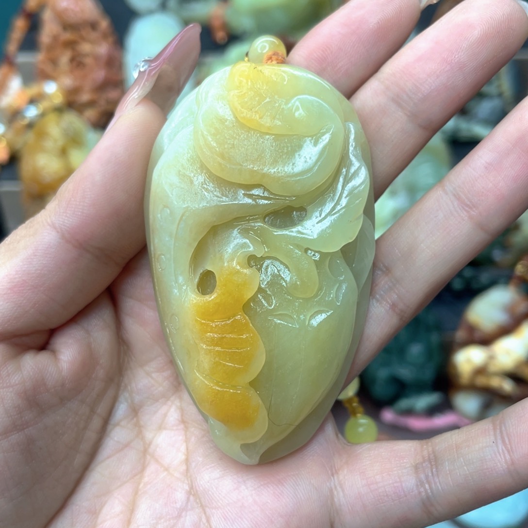 蛇纹石玉颈饰未镶嵌