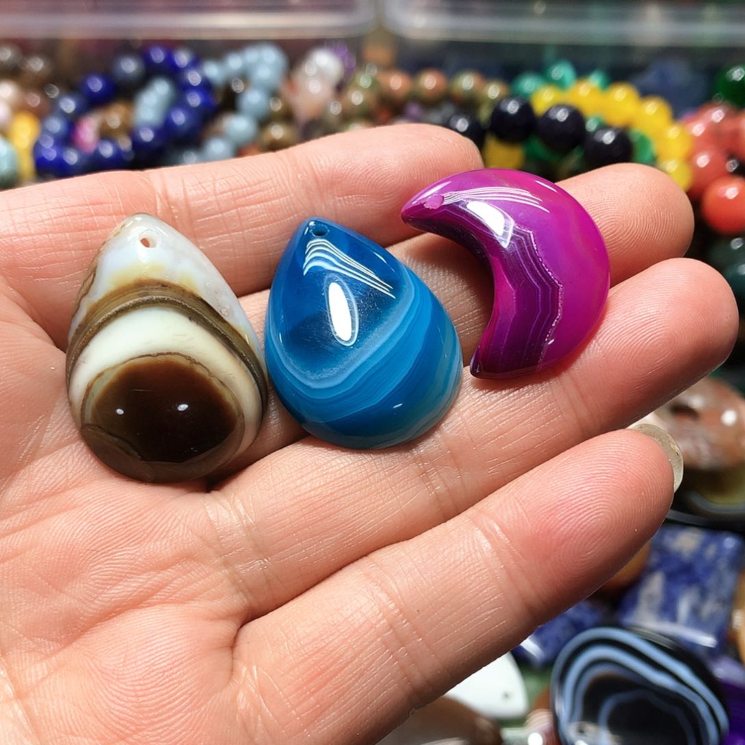 未镶嵌手串玛瑙/玉髓娟****）三个吊坠