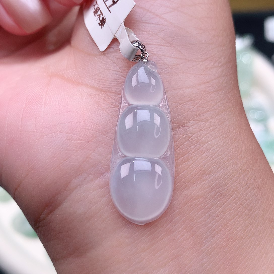 颈饰18K金镶嵌翡翠福豆