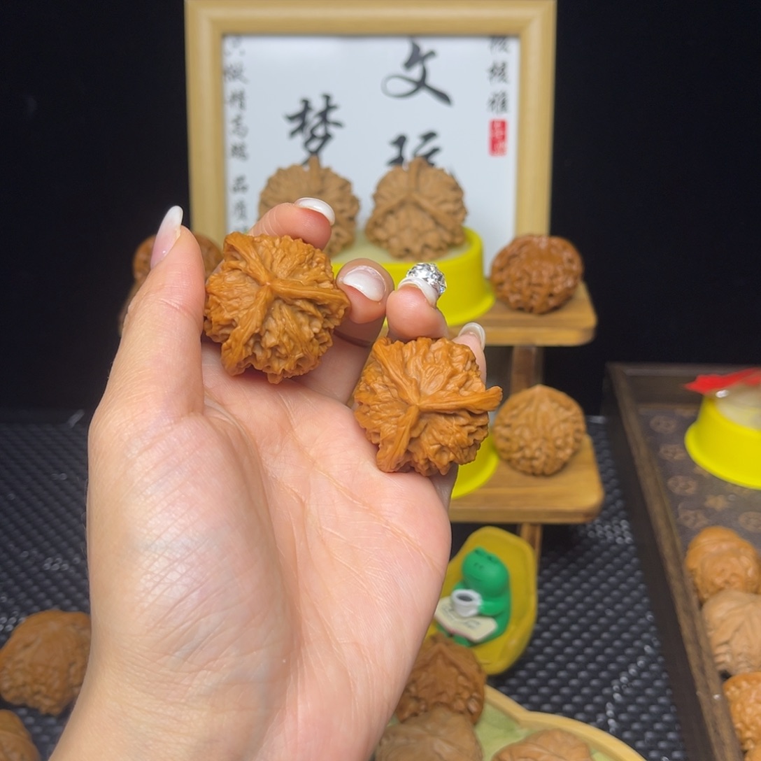 贝***）文玩核桃吊坠盘山三棱35打底