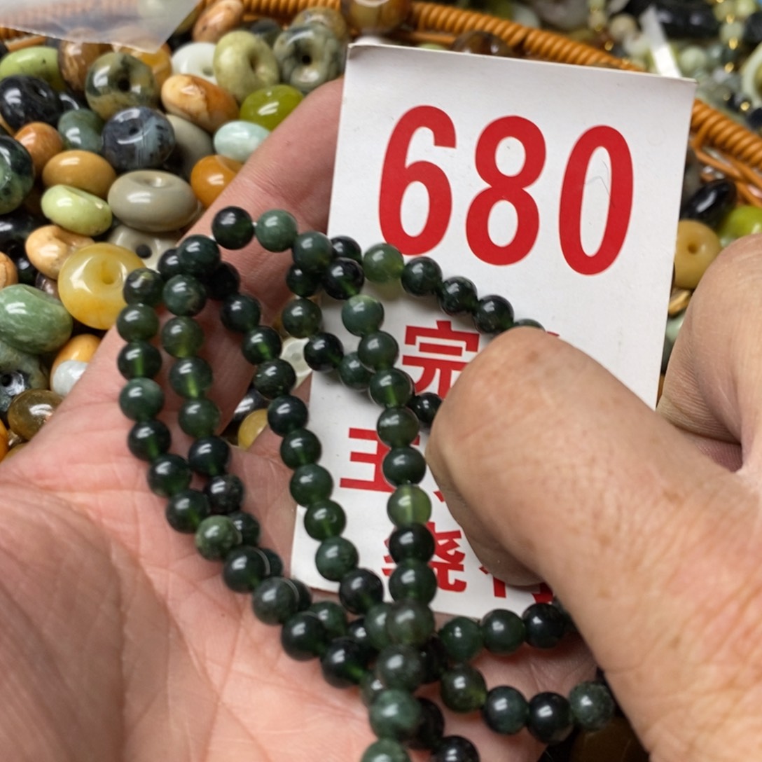 蛇纹石玉挂坠未镶嵌