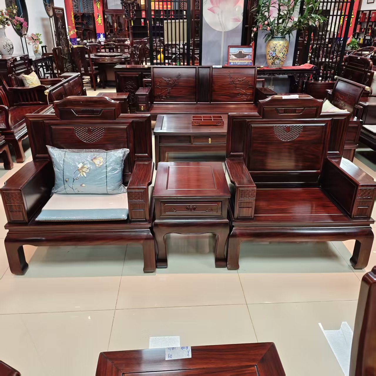 酸枝木 素面菱形三件套沙发尺寸：长2.4米宽70