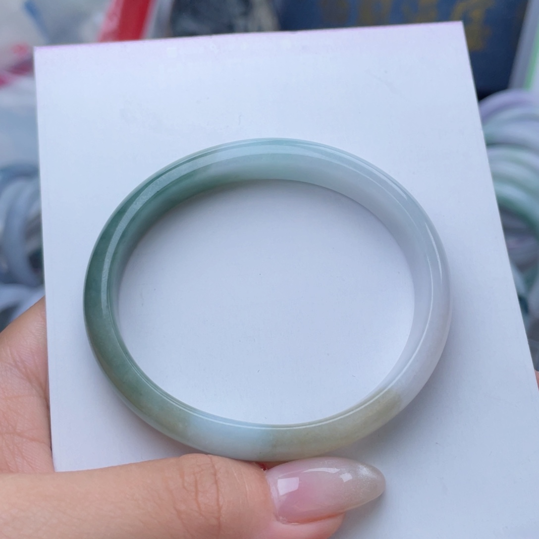 翡翠未镶嵌手镯56贵妃