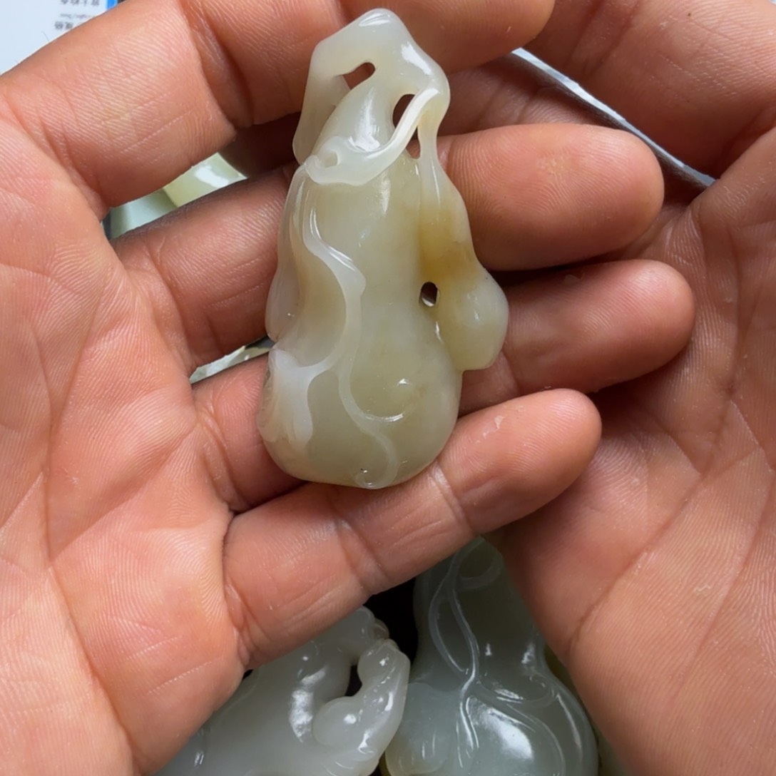 和田玉未镶嵌颈饰裕**酒