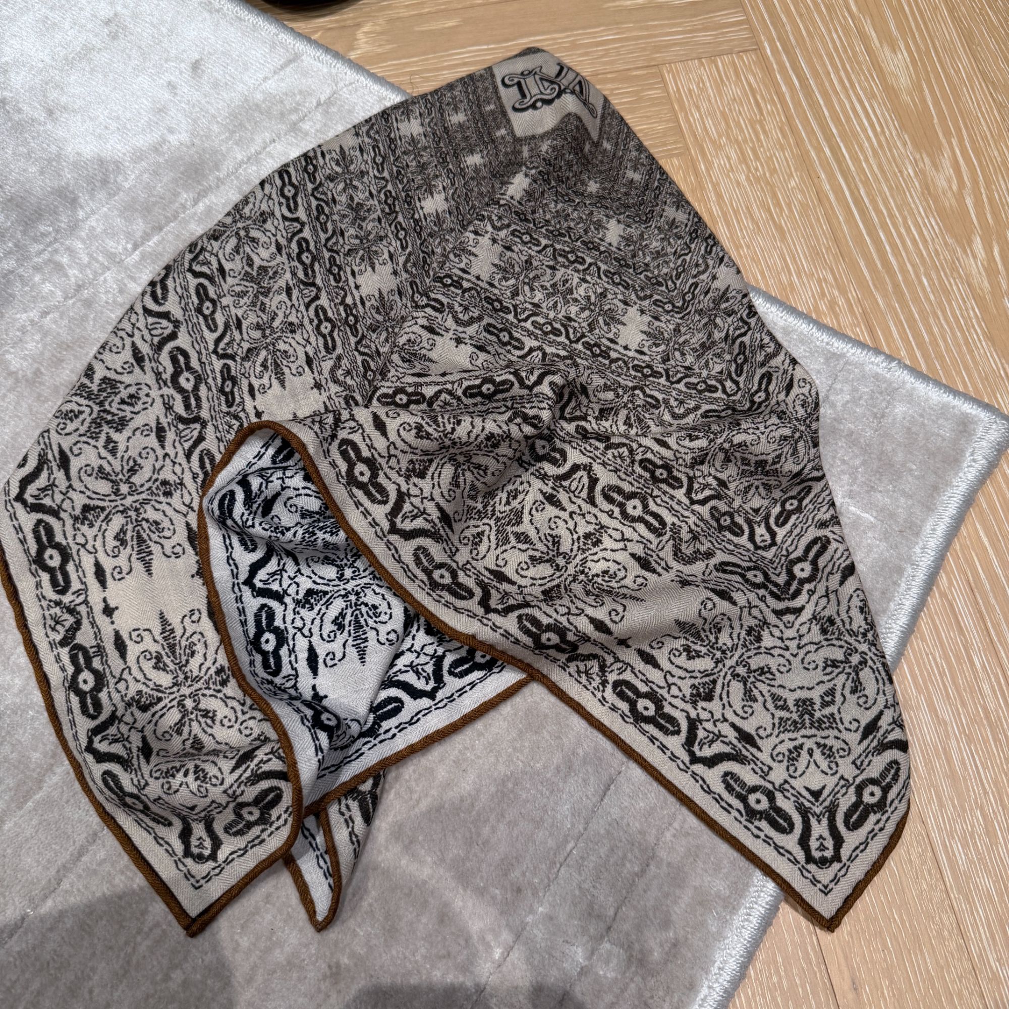 LULU 鹿 羊毛桑蚕丝混纺高级百搭方巾1544