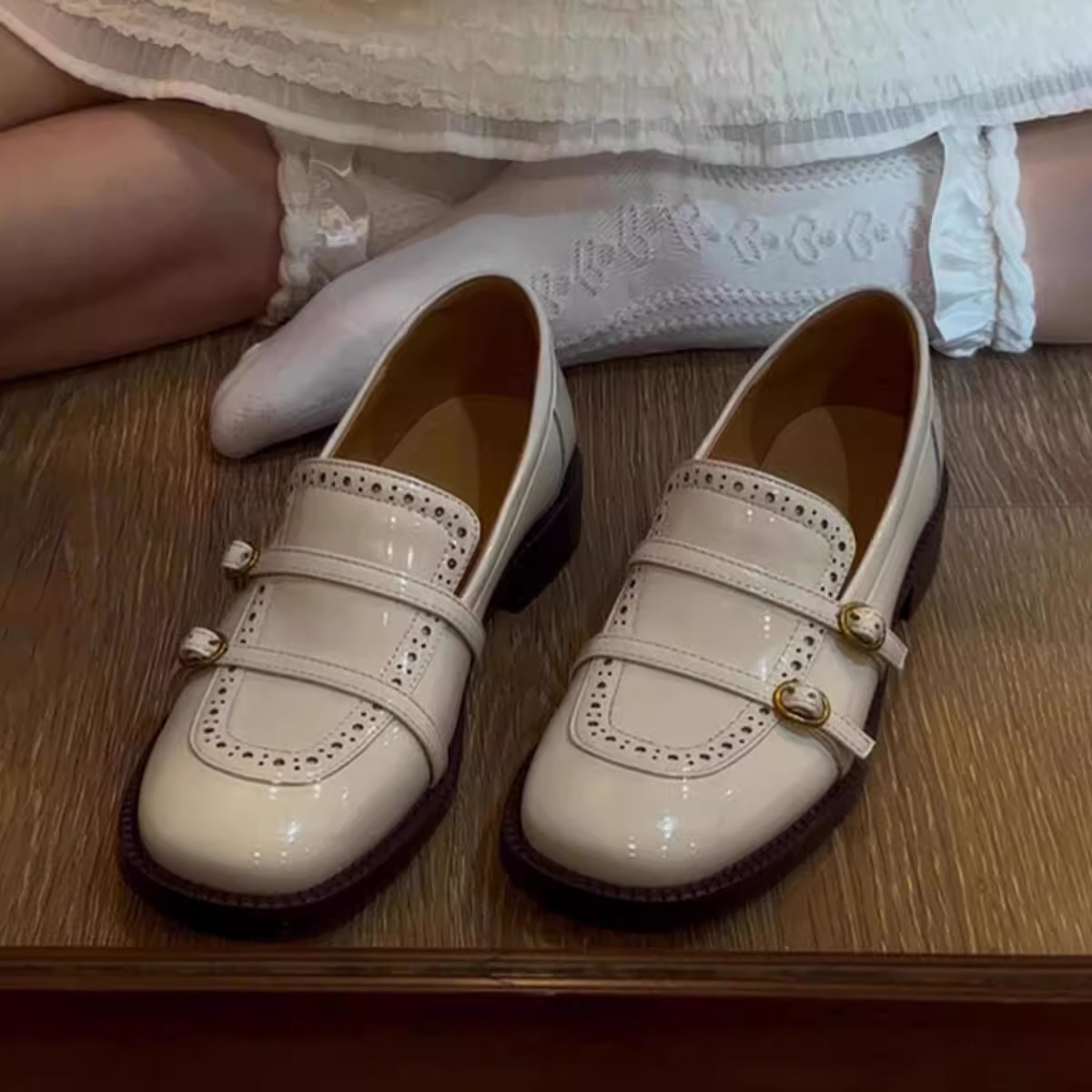 雕花皮带扣低跟乐福鞋女圆头英伦风小皮鞋一脚蹬复古单鞋百搭春秋