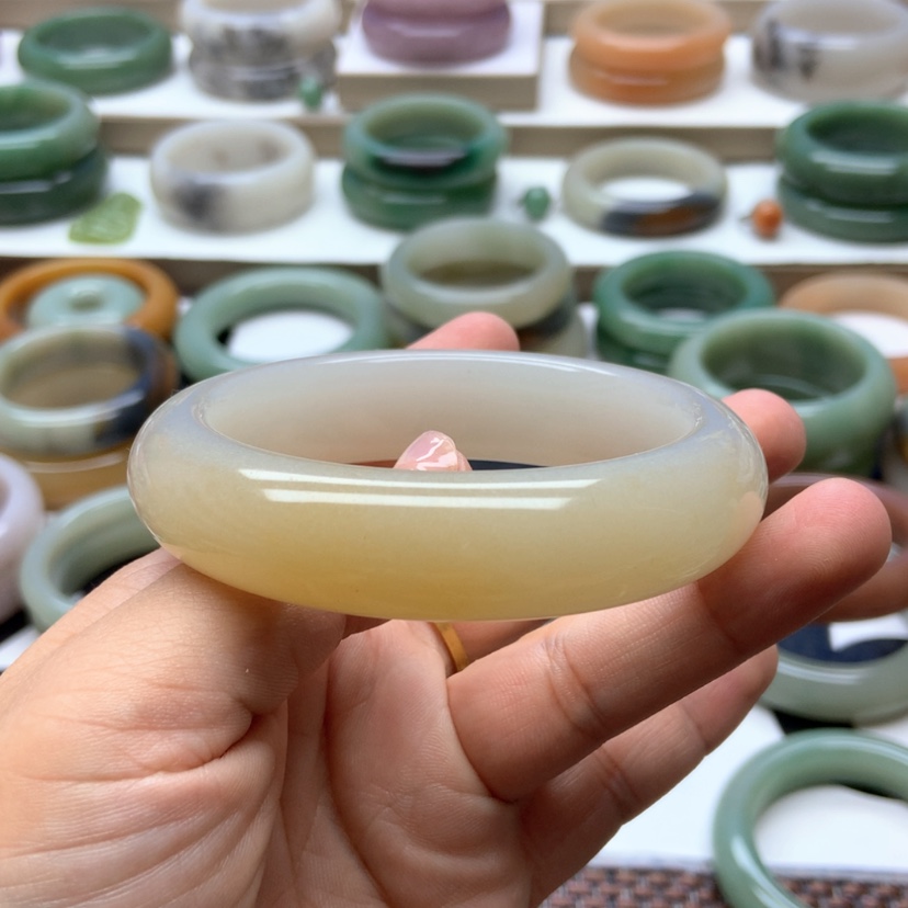 【闪购商品】石英质玉手镯未镶嵌珍*
