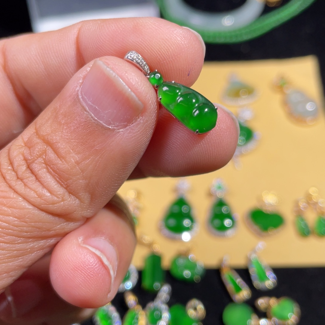 翡翠18K金镶嵌颈饰翡翠