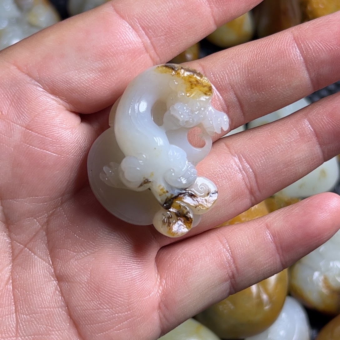 辛***巴和田玉未镶嵌颈饰