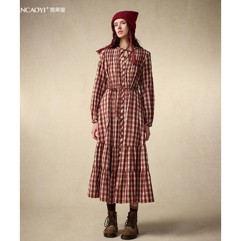 【商场同款】菀壹2025秋季复古宽松红格子长款连衣裙Q04850531