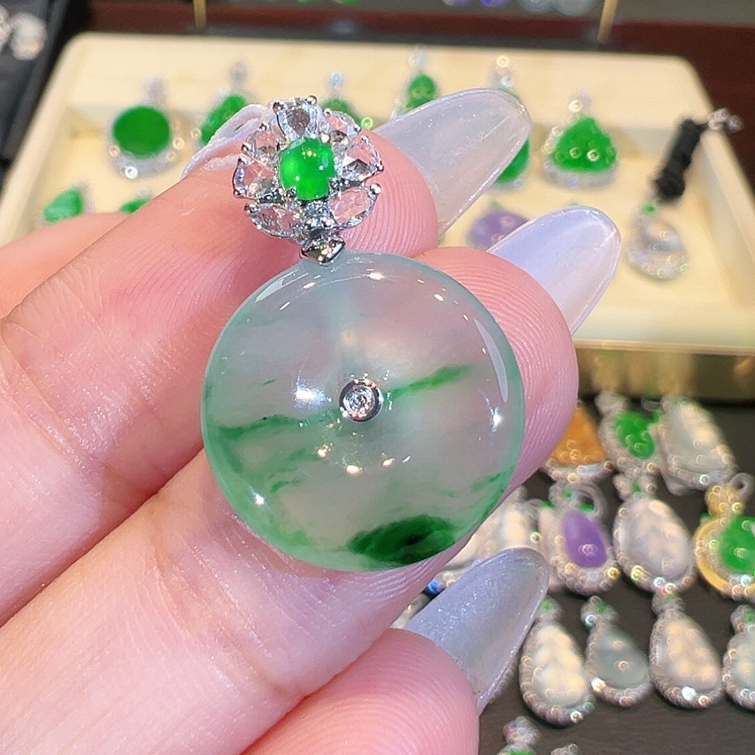 翡翠吊坠(不含链)18K金镶嵌翡翠