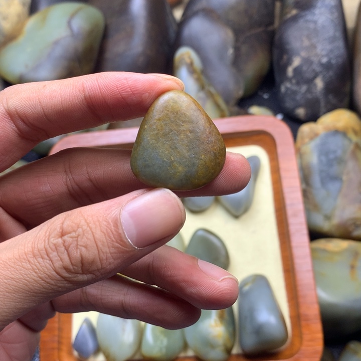 张***生和田玉未镶嵌颈饰