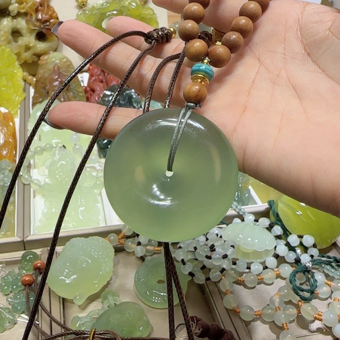 未镶嵌蛇纹石玉吊坠
