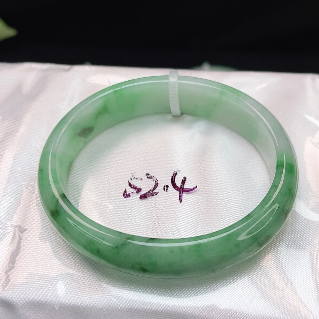 翡翠手镯未镶嵌满圈飘绿贵妃