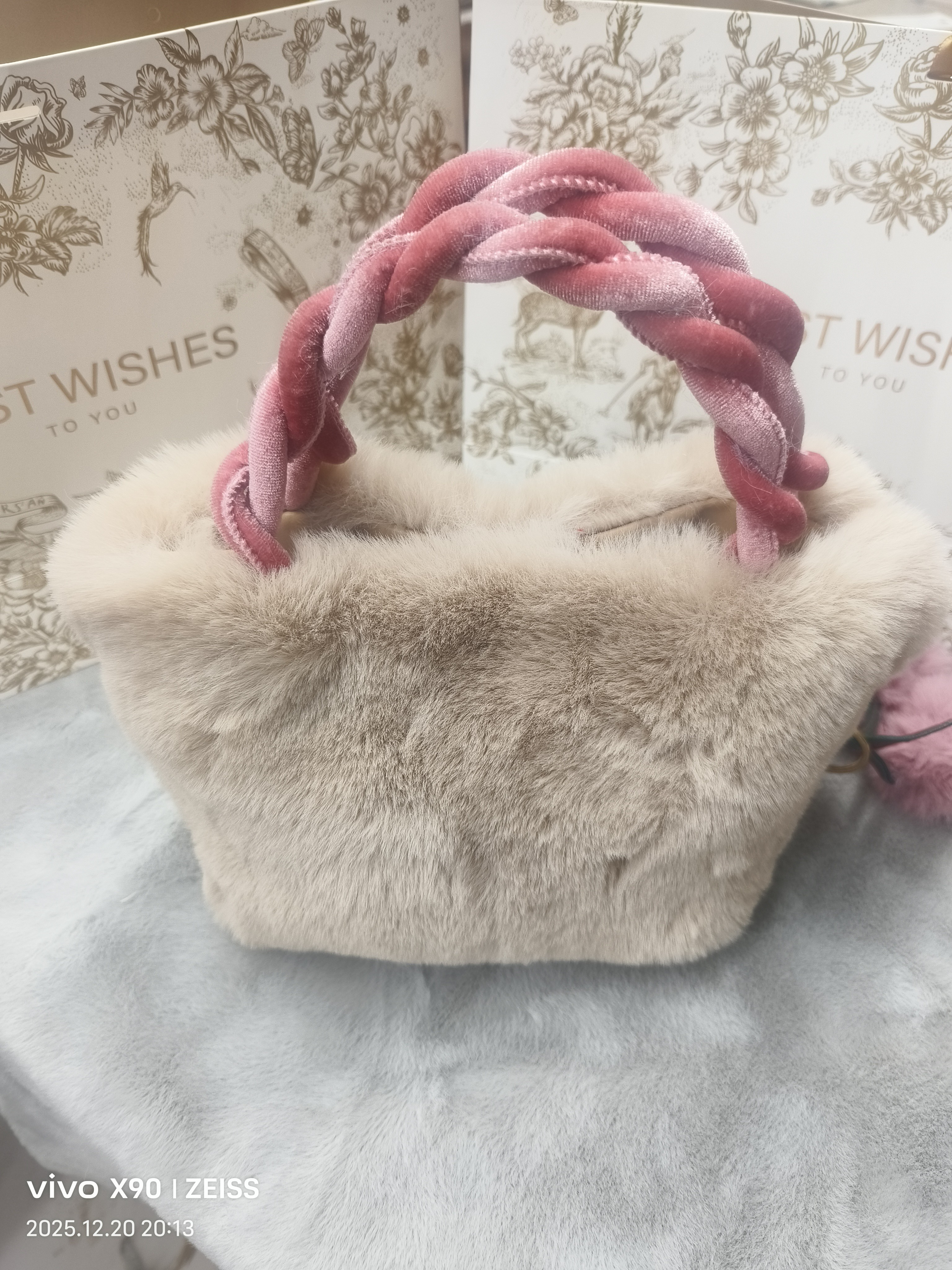 毛绒樱桃链条手提斜挎包女新款时尚百搭秋冬适用