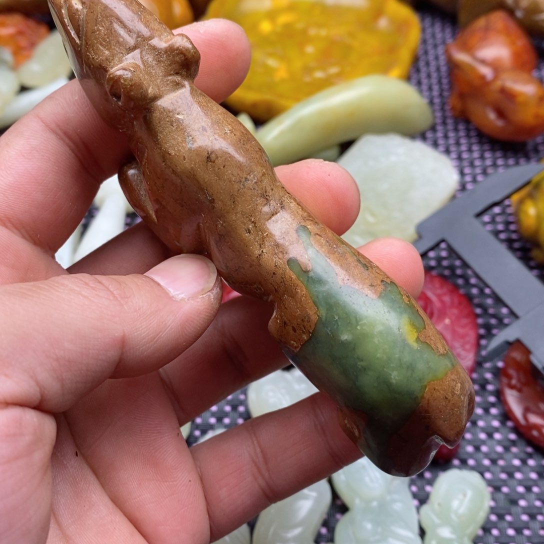 蛇纹石玉颈饰未镶嵌