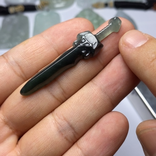 翡翠未镶嵌颈饰翡翠