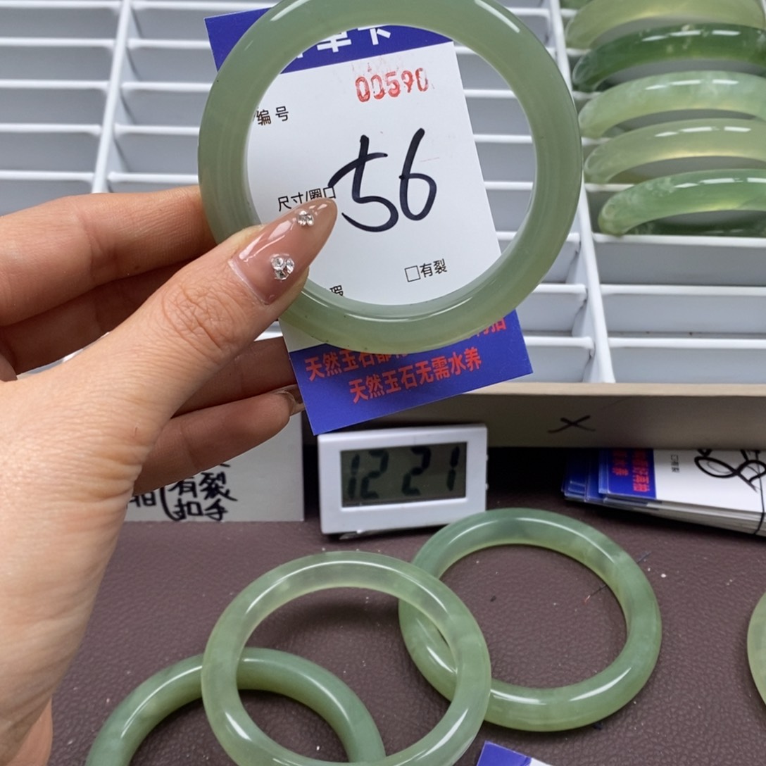 蛇纹石玉手镯未镶嵌