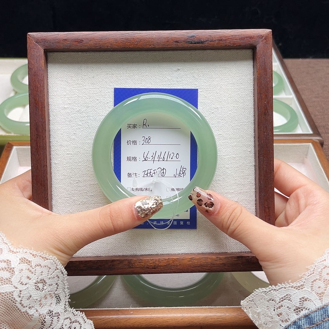 R***丶石英质玉未镶嵌手镯