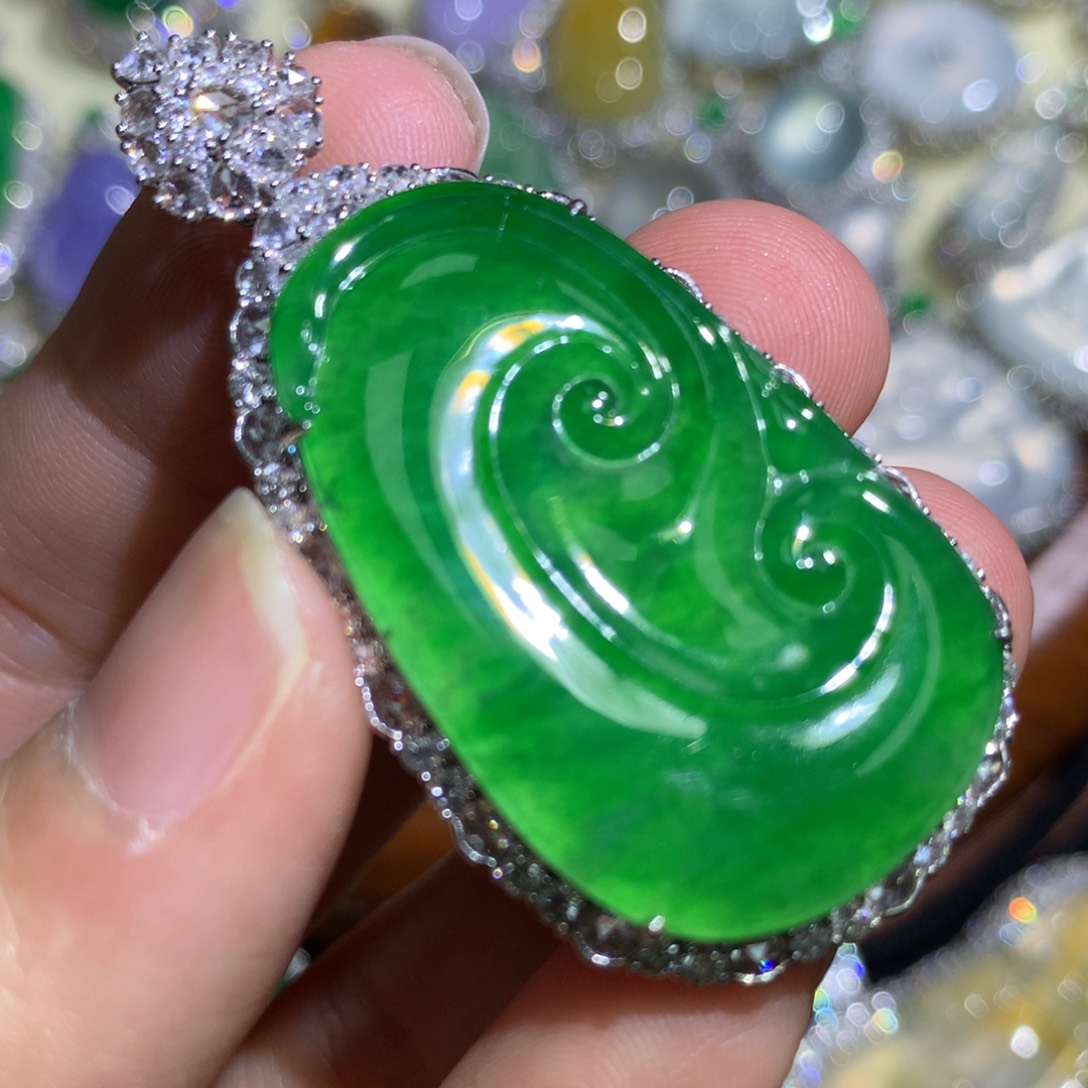 翡翠颈饰18K金镶嵌碎***瓶如意