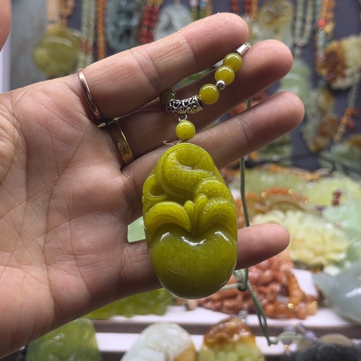 蛇纹石玉未镶嵌颈饰