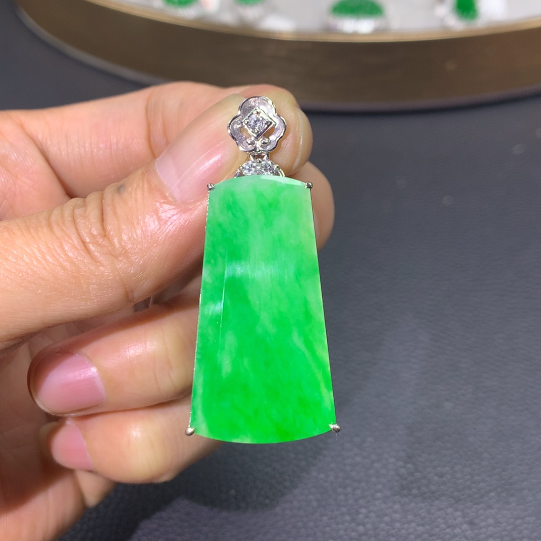 翡翠颈饰18K金镶嵌翡翠