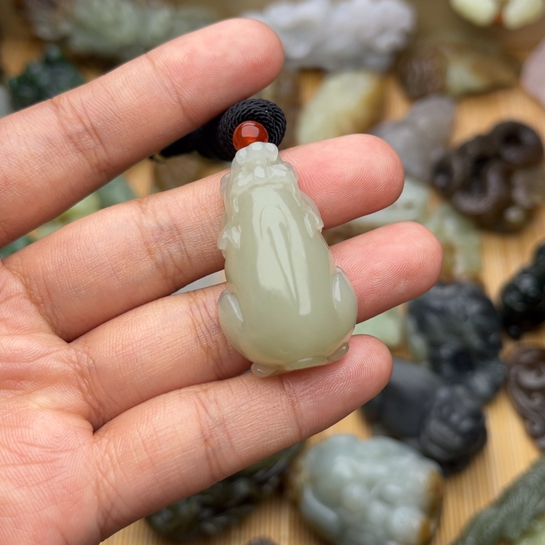 和田玉未镶嵌把件