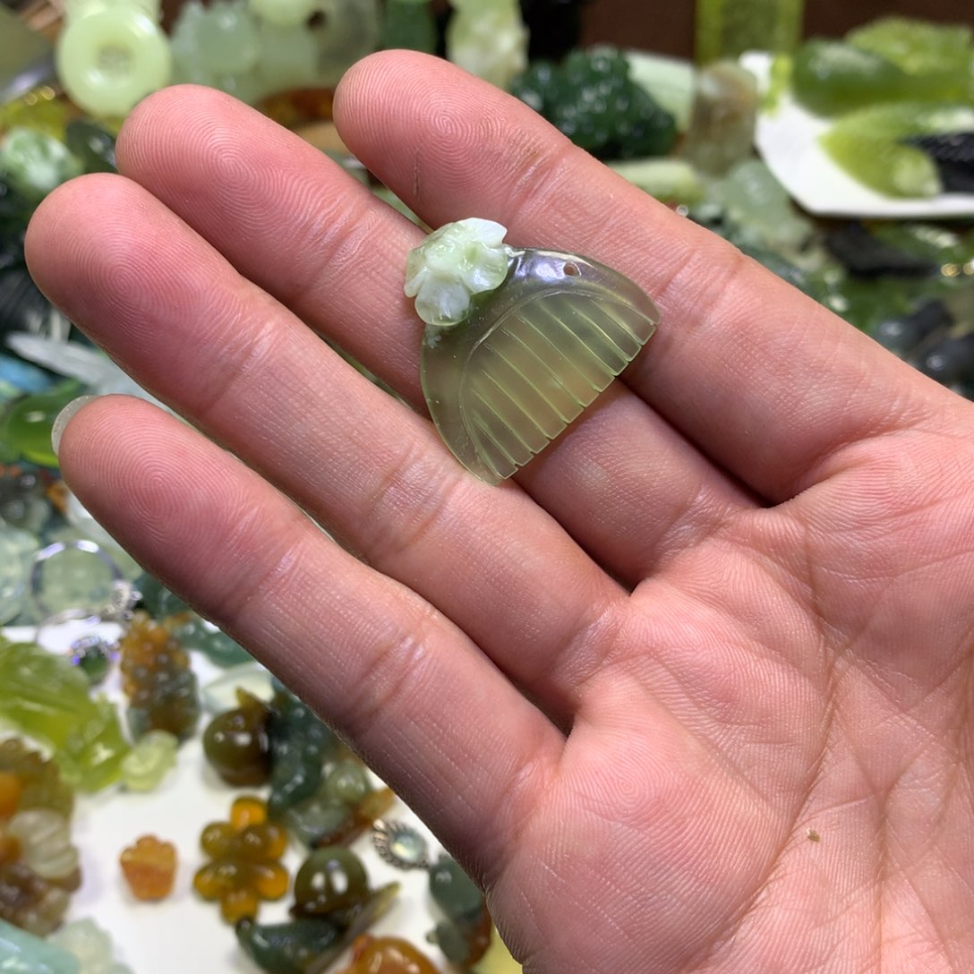 岫玉颈饰未镶嵌梳子
