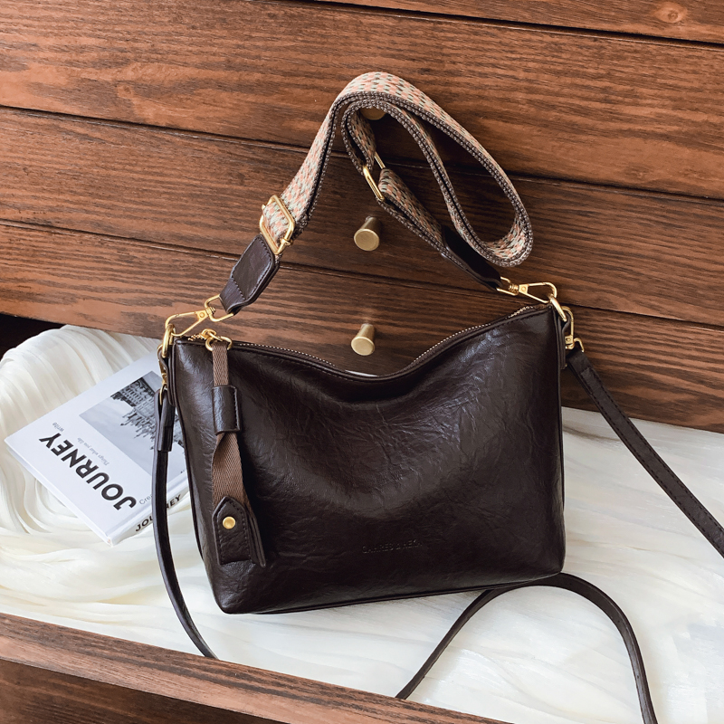 2025新款休闲通勤包潮流托特包百搭单肩斜跨包腋下包经典女士包包