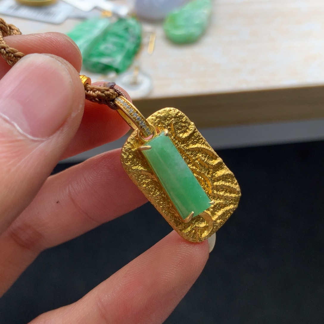 翡翠未镶嵌颈饰吊坠