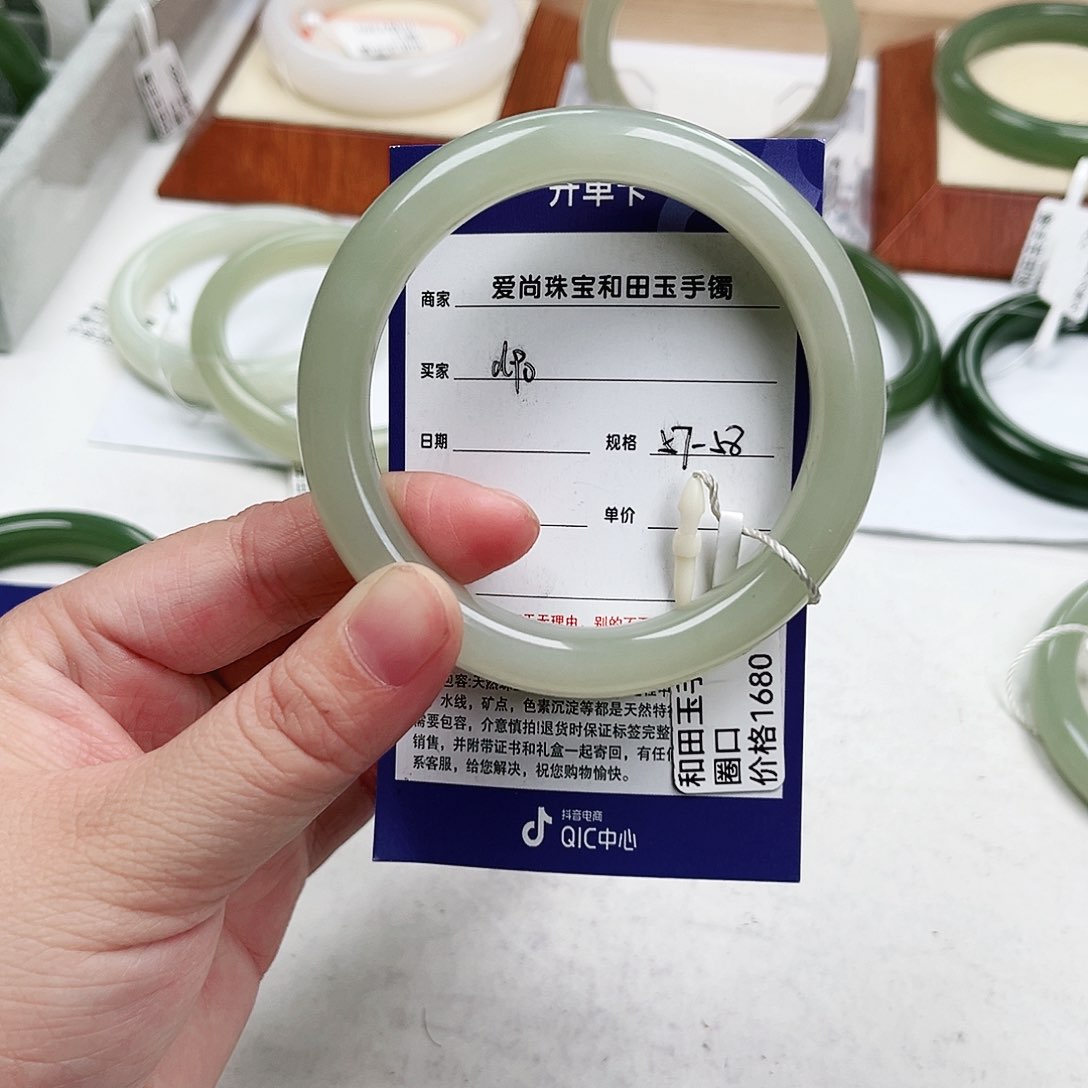 和田玉手镯未镶嵌蓝****?